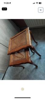 2 vintage bijzettafels  houten nesttafels met rieten bladen, Antiek en Kunst, Ophalen