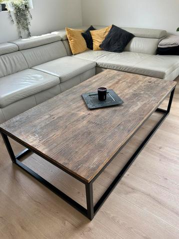 Salon tafel met hout afwerk  beschikbaar voor biedingen