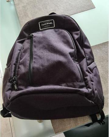  Sac à dos Dakine 29 L noir en parfait état. 2 disponible aux enchères