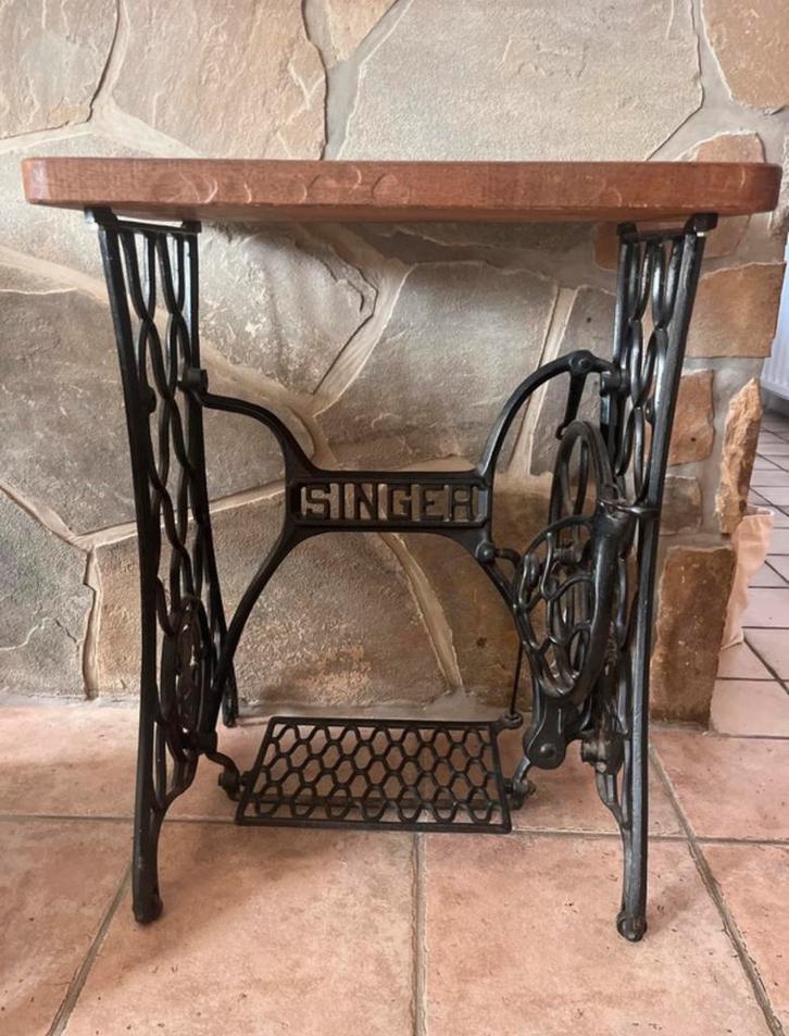 Table vintage avec pied Singer en fonte, Antiquités & Art, Antiquités | Meubles | Tables, Enlèvement