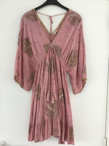 Oudroze boho kleedje met kwastjes en gouden accenten TU beschikbaar voor biedingen