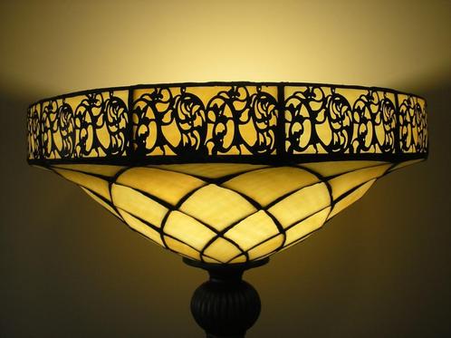 Stijlvolle Tiffany vloerlamp met metalen sierrand (omhoog sc, Huis en Inrichting, Lampen | Vloerlampen, Ophalen