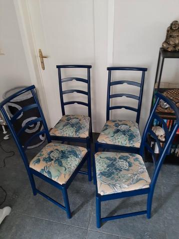 4 stoelen € 25 beschikbaar voor biedingen