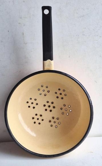 Jolie ancienne passoire émaillée vintage beschikbaar voor biedingen