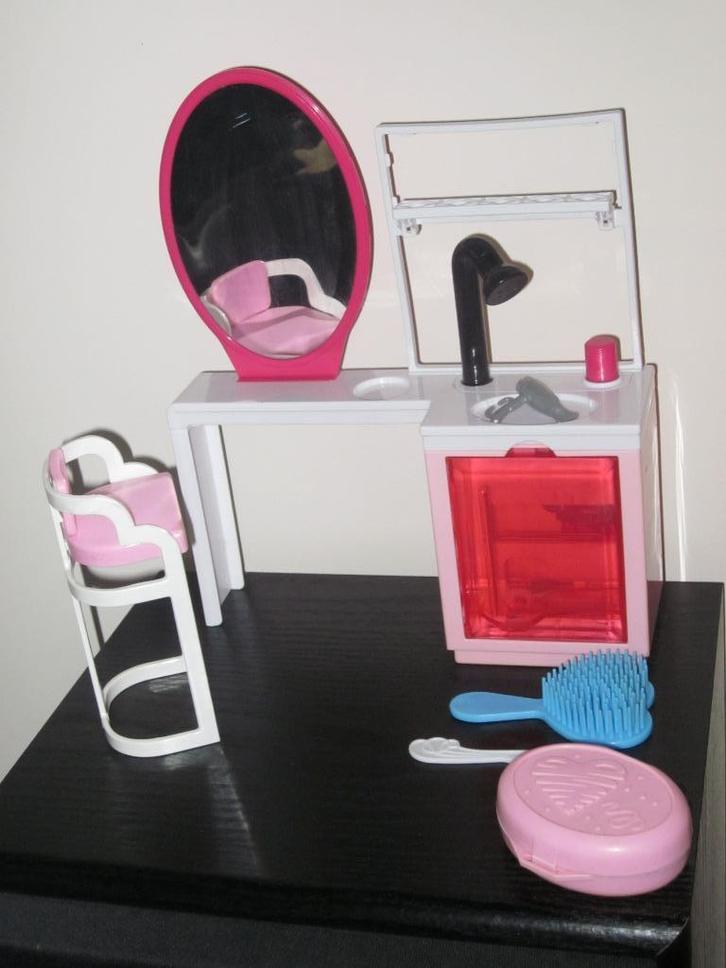 Barbie kapsalon + accessoires, Kinderen en Baby's, Speelgoed | Poppen, Zo goed als nieuw, Barbie, Ophalen of Verzenden