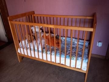 Kinderbed in goede staat, met matras en toebehoren. beschikbaar voor biedingen