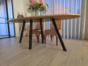 Ovale eettafel beschikbaar voor biedingen