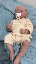 Realistische baby pop levensecht Lou (50cm), Verzamelen, Poppen, Ophalen of Verzenden, Nieuw, Pop, Levensecht of Reborn