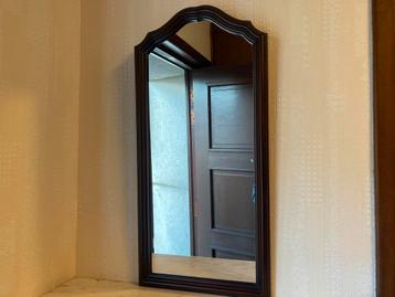 Klassieke wandspiegel – donkerhouten lijst beschikbaar voor biedingen
