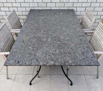 tafel voor terras of tuin beschikbaar voor biedingen