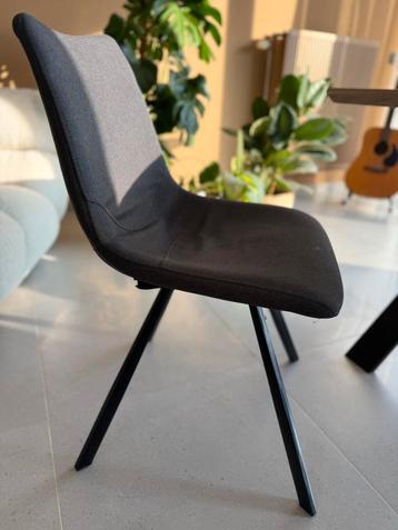 8 stijlvolle eetkamerstoelen  beschikbaar voor biedingen