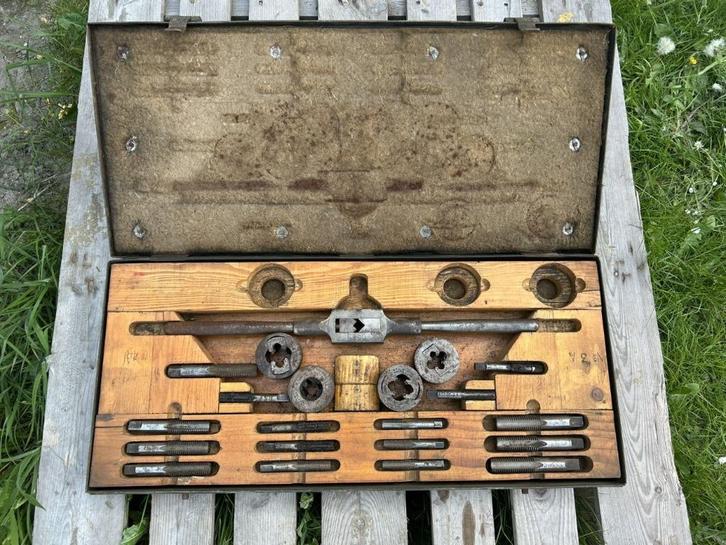 wo2 - Britse toolbox - schroefdraadsnijset 1944, Verzamelen, Militaria | Tweede Wereldoorlog, Landmacht, Kist of Geocache, Ophalen