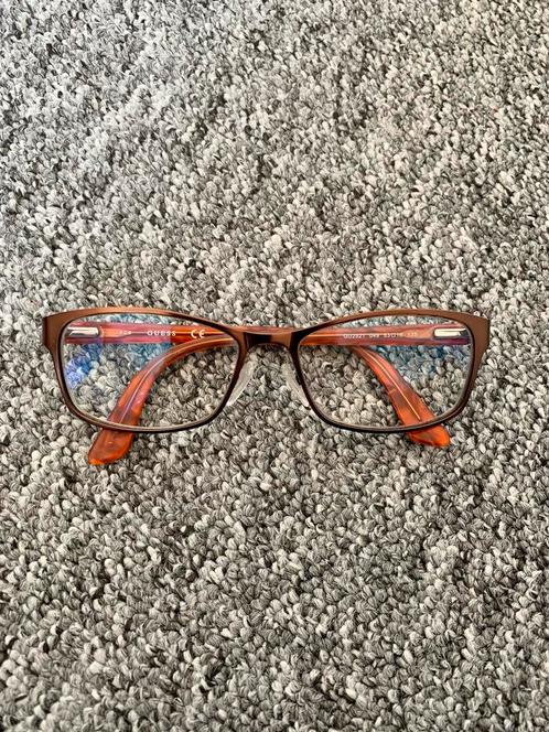 Paire de lunettes Guess, Handtassen en Accessoires, Zonnebrillen en Brillen | Dames, Zo goed als nieuw, Overige merken, Bruin