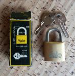 hangslot Yale 30 mm  met 2 sleutels   nieuw, Ophalen of Verzenden, Nieuw, Koper of Messing, Slot
