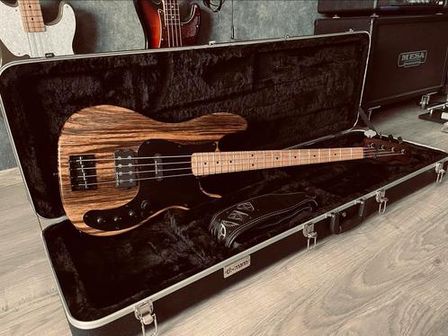 MADN #20 Korina Bass (Darkglass preamp), Muziek en Instrumenten, Snaarinstrumenten | Gitaren | Bas, Gebruikt, Elektrisch, Ophalen