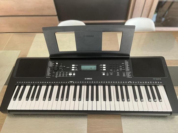 Clavier Yamaha PSR-E373 + Adaptateur + Pupitre – Bon état, Muziek en Instrumenten, Keyboards, Gebruikt, 61 toetsen, Yamaha, Aanslaggevoelig
