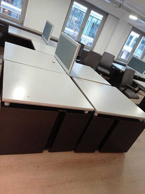 20 Tables de bureaux & 2 casiers metalliques- Gratuit !!!, Huis en Inrichting, Bureaus, Ophalen