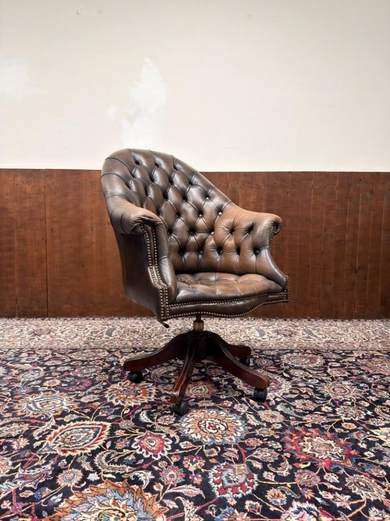 Klassiek Engels Chesterfield Bureaustoel, Antiquités & Art, Antiquités | Bureau & Affaires, Enlèvement ou Envoi