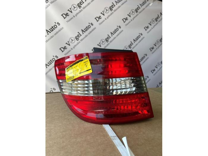 Feu arrière gauche d'un Mercedes B-Klasse, Autos : Pièces & Accessoires, Éclairage, Mercedes-Benz, Utilisé, 3 mois de garantie