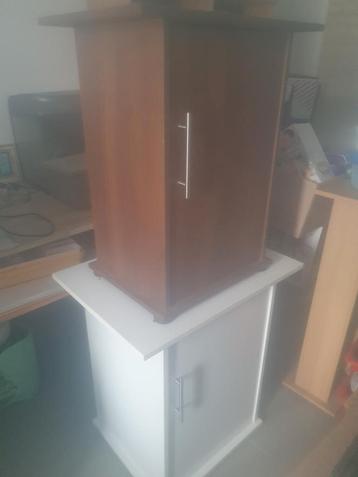 Te koop 2 meubeltjes voor aquarium in goede staat !! beschikbaar voor biedingen