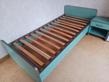 Bed met lattenbodem, kleerkast, bureau en nachtkastje beschikbaar voor biedingen