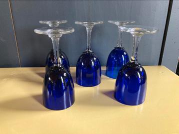Onbeschadigde kleine glaasje in blauw glas