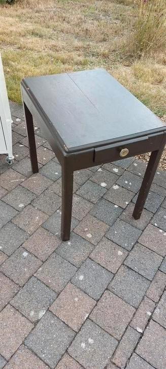 Vintage brocante tafeltje met lade Torck Deinze beschikbaar voor biedingen