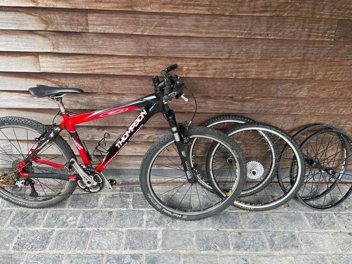 Thompson MTB – rood/zwart – 2 wielsets (zomer & winter), Fietsen en Brommers, Fietsen | Mountainbikes en ATB, Zo goed als nieuw