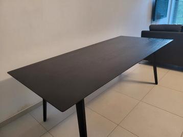 Table pour 6 personnes (809 EUR facture)+6 chaises gratuites