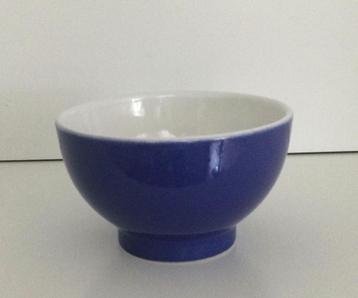 Een blauwe keramische bolkom op ringvoet beschikbaar voor biedingen