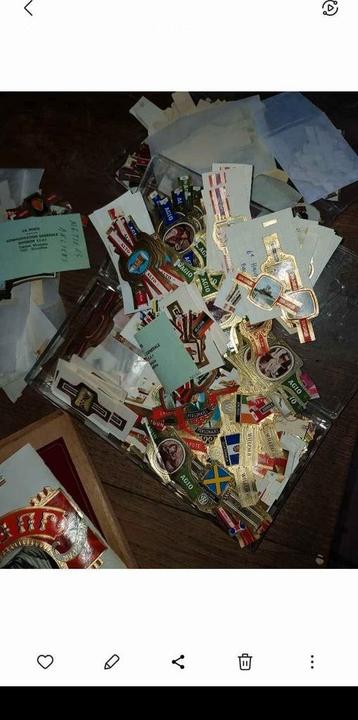 4 boîtes remplies de bagues de mon grand-père  beschikbaar voor biedingen