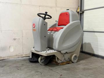 Comac Opzit veegmachine 2007 [ NIEUWE ACCU] disponible aux enchères