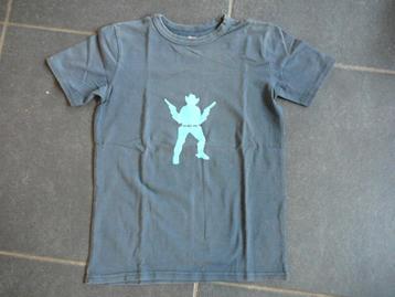blauw T-shirt met een cowboy beschikbaar voor biedingen