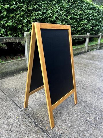 Groot krijtbord met 2 kanten, hout, rechtstaand beschikbaar voor biedingen