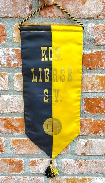 Kon. Lierse SV 1970s sublieme vintage voetbal vaandel beschikbaar voor biedingen