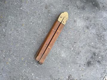 Antieke vouwmeter / duimstok in hout met koperen scharnieren