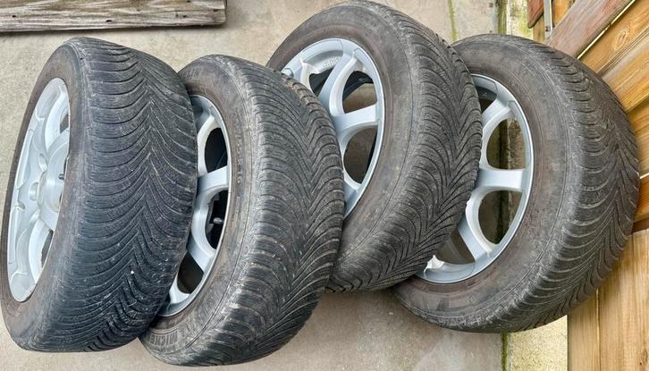 4 jantes 16’ + pneus hiver pour Megane 4, Duster, Nissan, Autos : Pièces & Accessoires, Pneus & Jantes, Pneu(s), Pneus hiver, 16 pouces