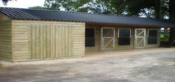 Mooie paardenstal met berging en overkapping.