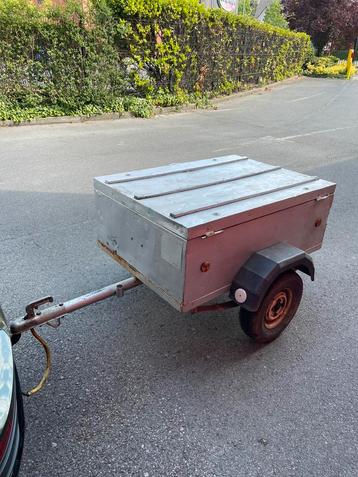 Gesloten aanhangwagen beschikbaar voor biedingen