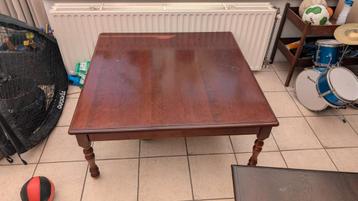 Massief houten salontafel beschikbaar voor biedingen