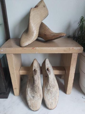 2 paar decoratieve oude houten schoenleesten  beschikbaar voor biedingen