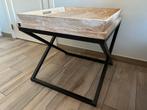 Bijzettafel in witte geborstelde eik met stalen onderstel, Huis en Inrichting, Tafels | Sidetables, Ophalen, Zo goed als nieuw