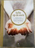 Boek - Licht op de Aura, Boeken, Esoterie en Spiritualiteit, Ophalen of Verzenden, Zo goed als nieuw, Spiritualiteit algemeen