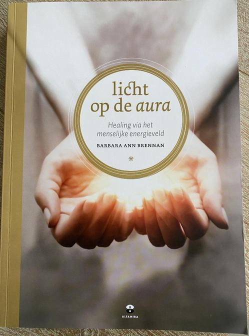 Boek - Licht op de Aura, Boeken, Esoterie en Spiritualiteit, Zo goed als nieuw, Spiritualiteit algemeen, Ophalen of Verzenden