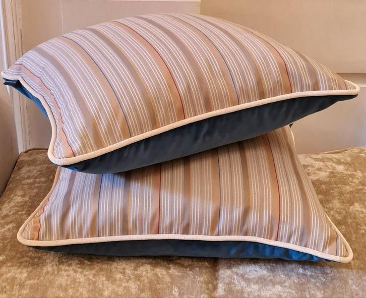 2 grote kussens LELIEVRE en VELVET, Huis en Inrichting, Woonaccessoires | Kussens, Nieuw, Blauw, Vierkant, Ophalen of Verzenden