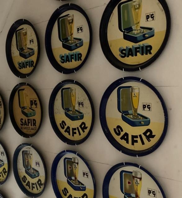 Gezocht: emaille of blikken oude Safir bierplateau’s, Verzamelen, Biermerken, Gebruikt, Reclamebord, Plaat of Schild, Ophalen of Verzenden