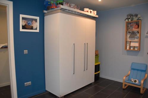 Kast + baby/peuterbed, Kinderen en Baby's, Kinderkamer | Complete kinderkamers, Zo goed als nieuw, Ophalen