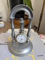 Tinnen horlogehouder met horloge, Ophalen