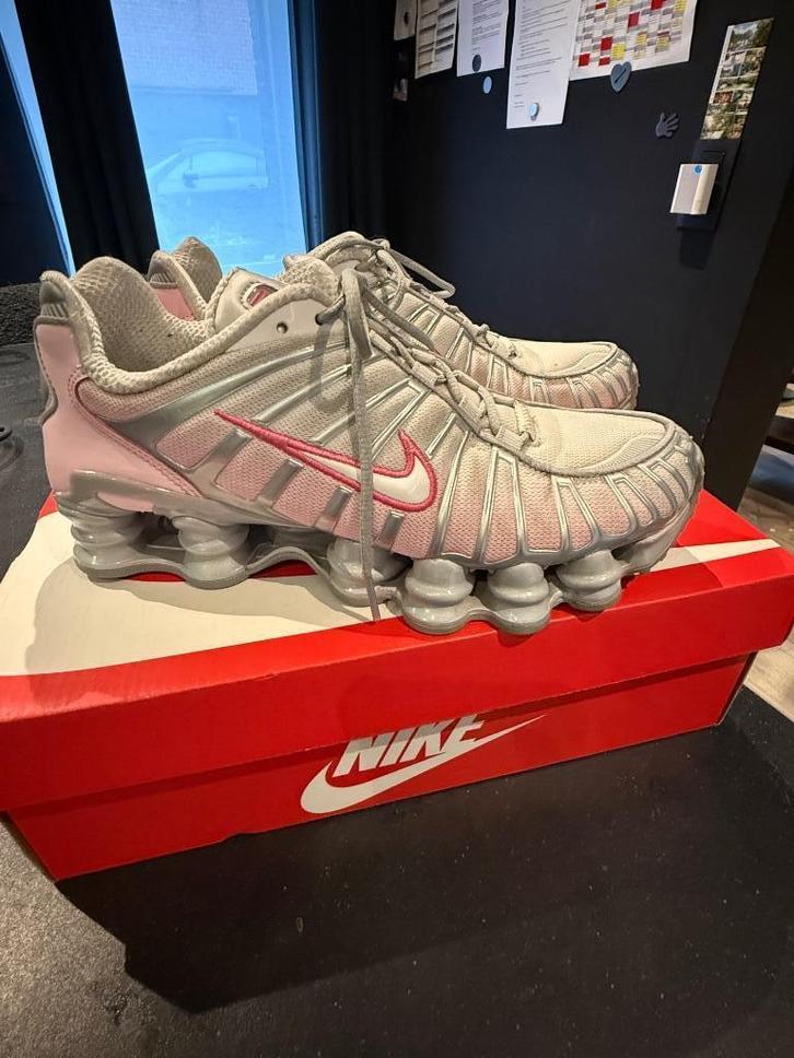Nike Shox TL Grijs/Roze – Maat 39 – Met originele doos, Kleding | Dames, Schoenen, Zo goed als nieuw, Sneakers, Grijs, Ophalen