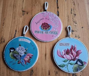 Nog 2 Jet decoratiebordjes / wandbordjes, taartje, bloem beschikbaar voor biedingen